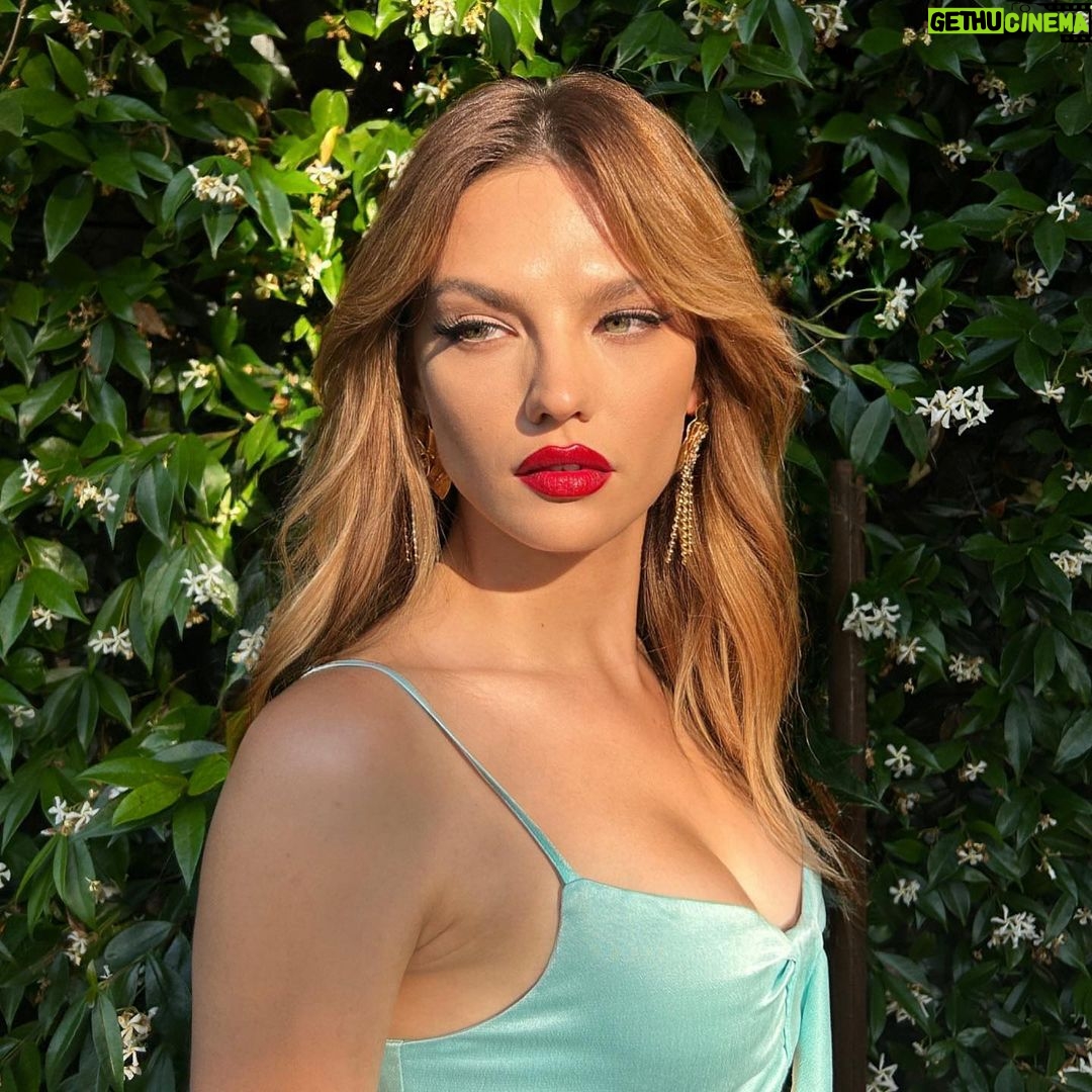 Nilsu Berfin Aktaş Instagram - FOXY GLAM @nilsuberfinaktas 🧞♀️🧿 #makeupbyme PRODUCTS @flormarturkiye LIPS: 233 DRAMATIC RED Lip Pencil and 048 RED YAZ Silk Matte Liquid Lipstick EYES: Midnight Matte 001 Pencil and Hero Volume & Curl Mascara