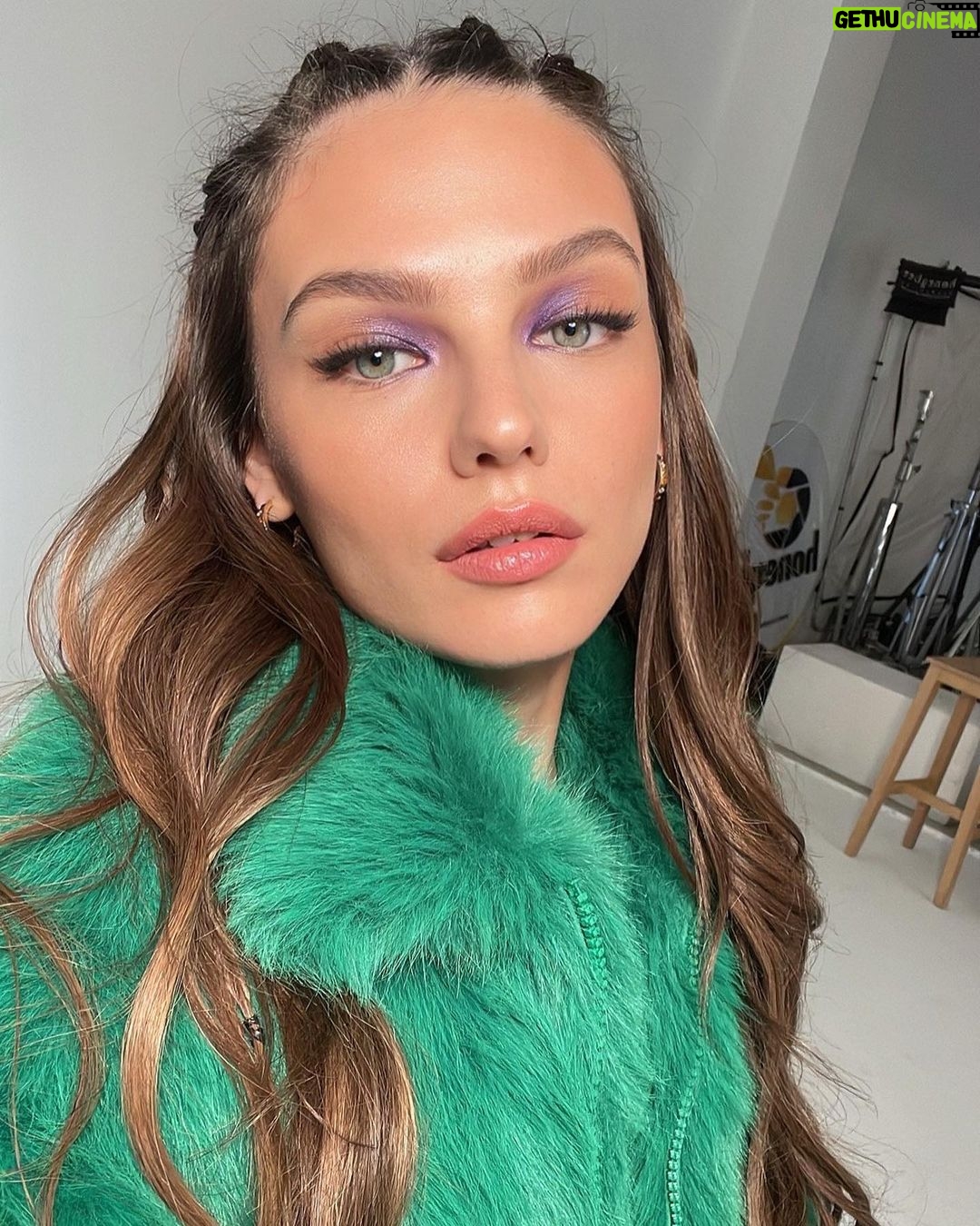 Nilsu Berfin Aktaş Instagram - Backstage 📸 makeup: @hamiyetakpinar 🌸