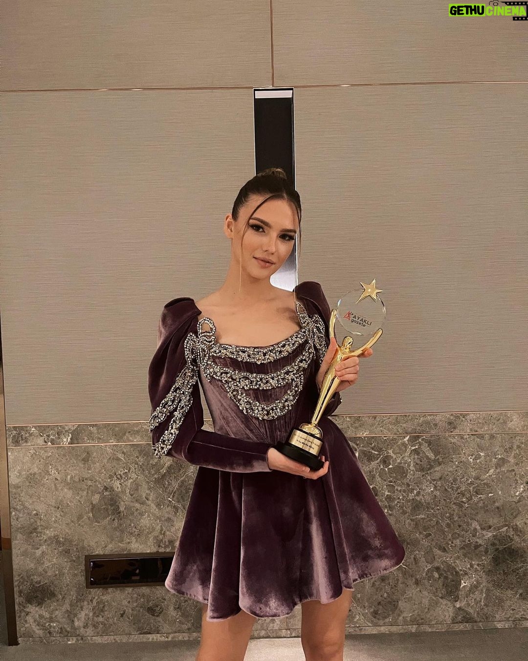 Nilsu Berfin Aktaş Instagram - @ayakligazeteofficial @raisavanessa @ufukergin ✨