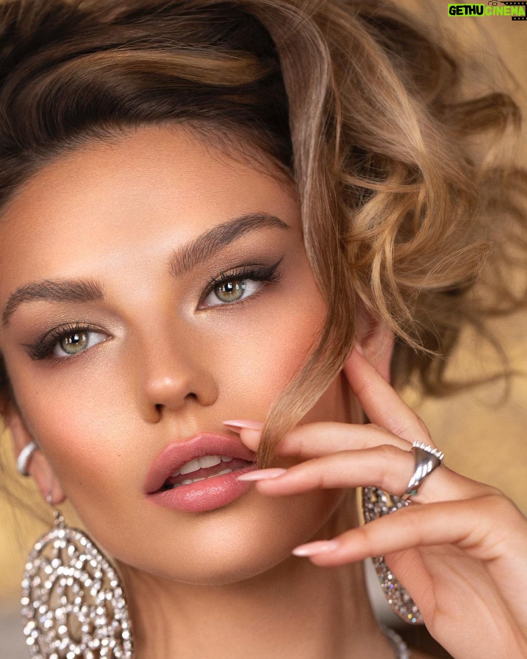 Nilsu Berfin Aktaş Instagram - Çok güzel bir ekip ile çok güzel bir çekim gerçekleştirdik herkesin emeğine sağlık 🤩🌸🥰 fotograf: @marcorothenburger @katarinahildebrandt Saç ve Makyaj: @tayfurstyle styling: @yuselozgur Styling asistanı: @gamzeyuksell__ @ufukergin @djkubilaycaner @gorkemsanver @sociaentertainment Retouch: @filileeva_retouch @herrkasra Konum: SaitHalimPasaYalisi @saithalimpasayalisi