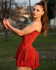 Nilsu Berfin Aktaş Instagram - ✨ Styling: @burciindag Makeup: @denizgnysl Hair: @ersin.tekin Foto: @oguzhanhasdemir