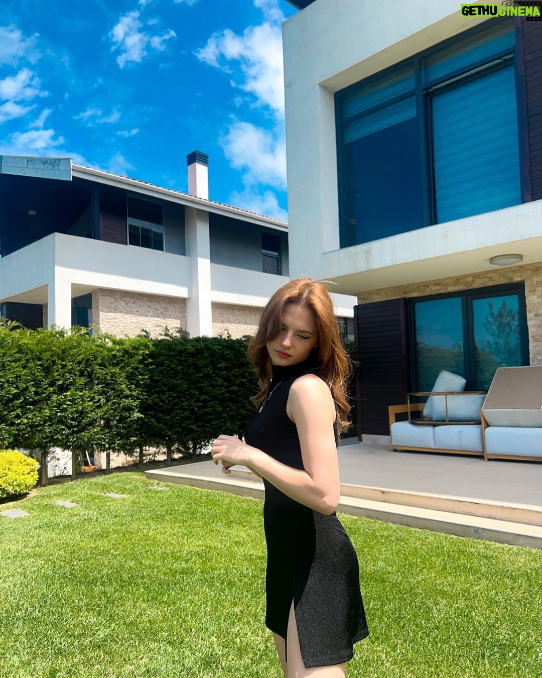 Nilsu Berfin Aktaş Instagram - Güneş bana göz kırptı ben ona bakamadım 🌞