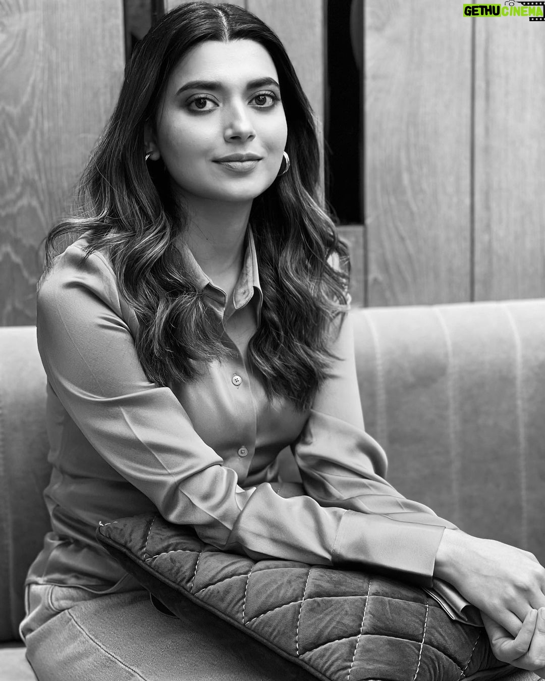 Nimrat Khaira Instagram - Picture abhi baki hae mere dost 😊🤍♾