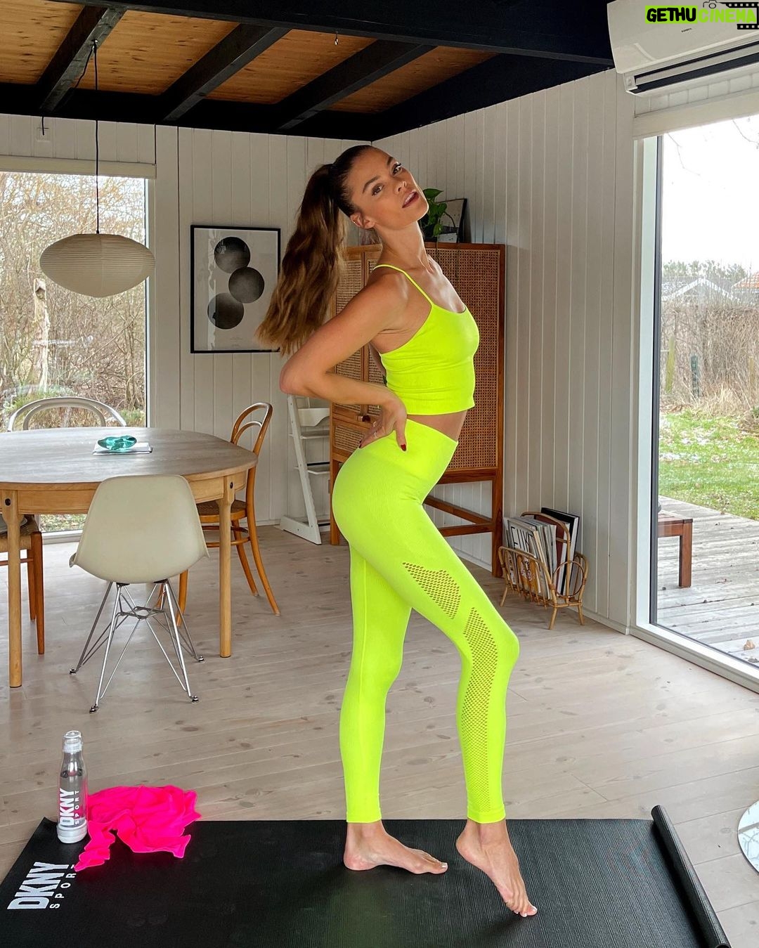 Nina Agdal Instagram - Green lights, no stop signs 💪 Join me on the mat for only $1 for the first month. You’ll sculpt and tone with me whenever, wherever and get access to a TON of other content when you download my app (link in bio to download). 🌱WHAT YOU GET: 🗓My weekly schedule - no thinking about what to do ever again! 🏋️♀️Toning workouts 🏃♀️Cardio workouts 🤸♀️Full body 💪Arms & abs 🍑Legs & booty 🧘♀️Stretch 🥗Recipes 💁♀️Lifestyle 💄Beauty 💗MY GOAL: ✨Celebrating our bodies and creating and living a healthy, body positive lifestyle. ✨Cultivate a motivated and supportive community. ✨Tone and sculpt to feel stronger through bodyweight exercises and cardio. ✨Develop healthy, well rounded and sustainable wellness routines. Looking for anything else? Comment below 👇 and click the link in bio to download! 📲 #theagdalmethod #healthyliving #livewell