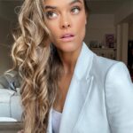 Nina Agdal Instagram - Can’t go wrong with a blazer, bodysuit, jeans look 💙🤍 @lagencefashion #ladieswholagence