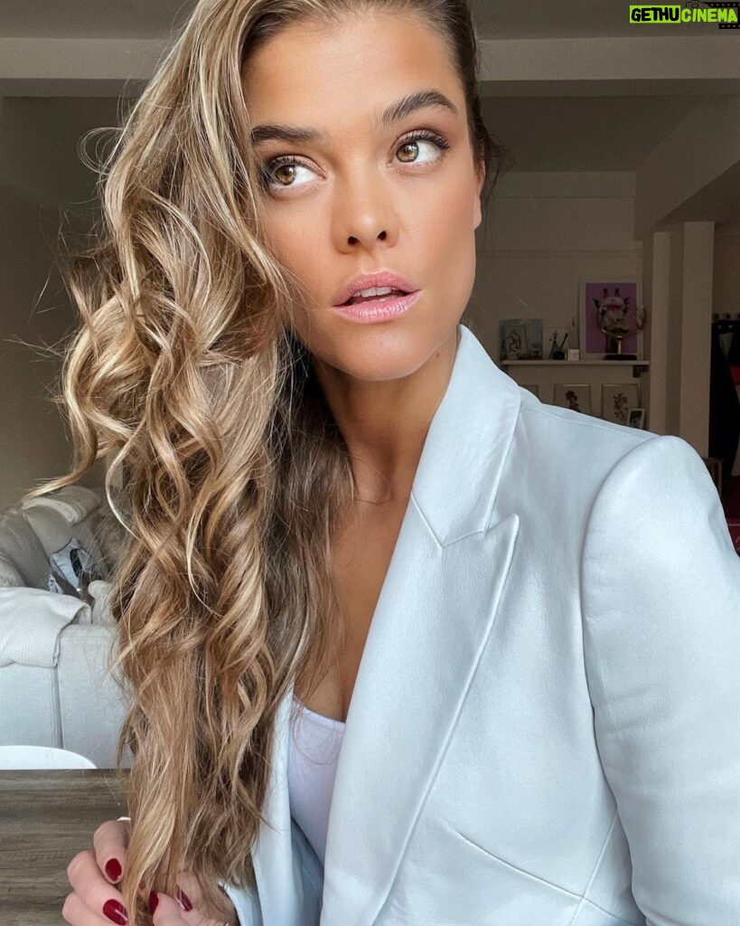 Nina Agdal Instagram - Can’t go wrong with a blazer, bodysuit, jeans look 💙🤍 @lagencefashion #ladieswholagence