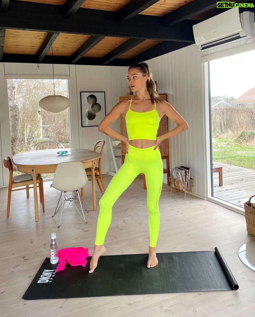 Nina Agdal Instagram - Keeping 2022 bright with @dkny's Neon Collection ✨How are you keeping up the motivation for your fitness resolutions this year? #DKNYDoYourThing #ad