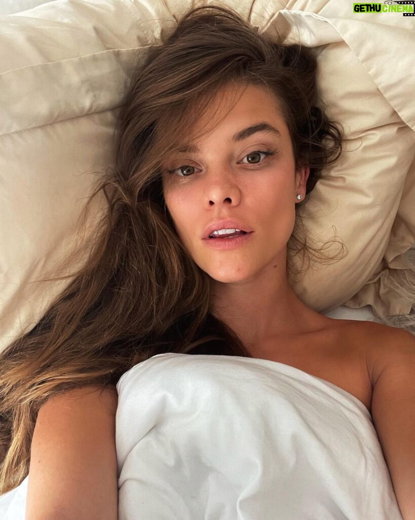 Nina Agdal Instagram - Does anyone know know how to actually beat jetlag cus if the answer is yes please let me know in comments 😴