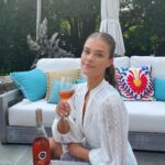 Nina Agdal Instagram - You guys know how much I love @kimcrawfordwine, so naturally I had to kick off the weekend with a glass 🍷. Have you tried their new Illuminate line? It’s SO good, and has a lower ABV content compared to classic Kim. It’s the perfect way to #KeepItLight on a Friday! 😍#kimcrawfordpartner