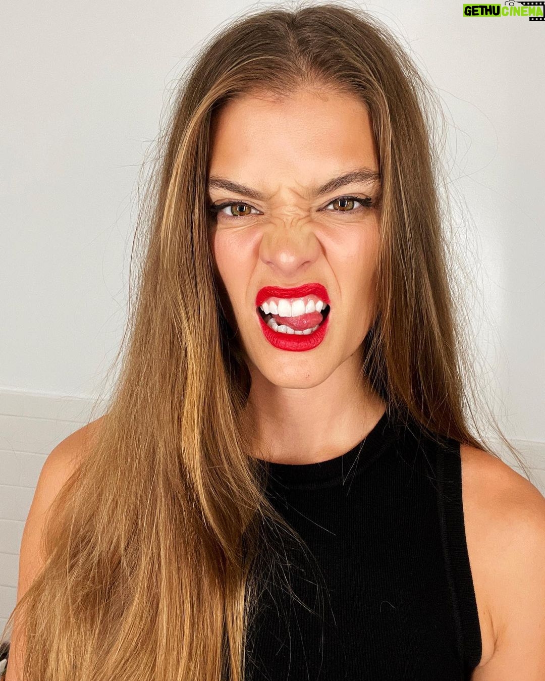 Nina Agdal Instagram - I put on a red lip and had a dirty martini 💯💋