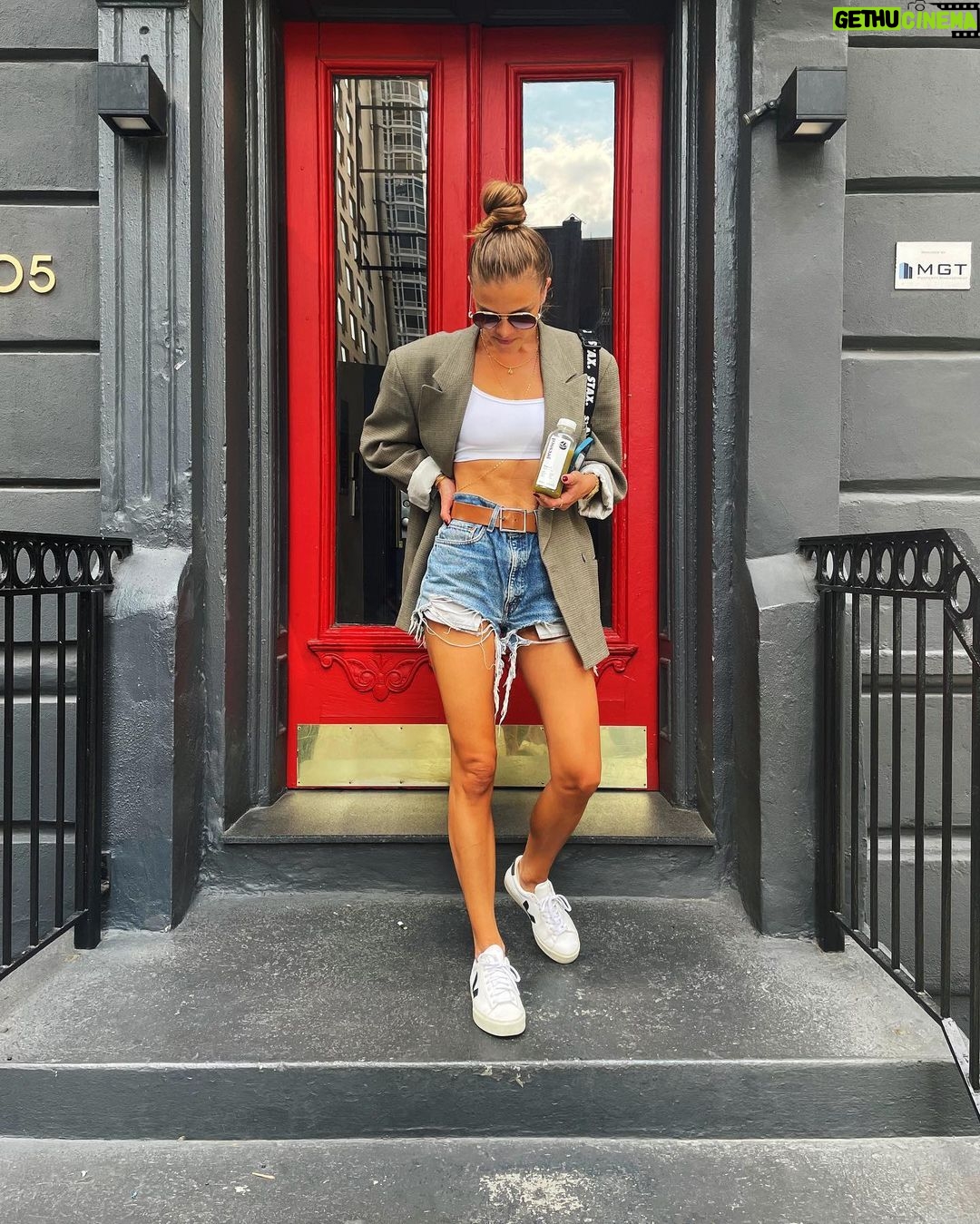 Nina Agdal Instagram - 🏃♀️—> 🧃—> 🛵 —> 🍝 —> ❤️🔥 New York City, N.Y.