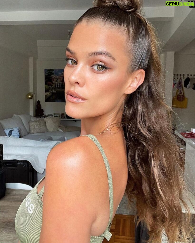 Nina Agdal Instagram - No matter how hard i try it never ends up looking like this 🧐🪄 hair: @adammaclay makeup: @rommynajor