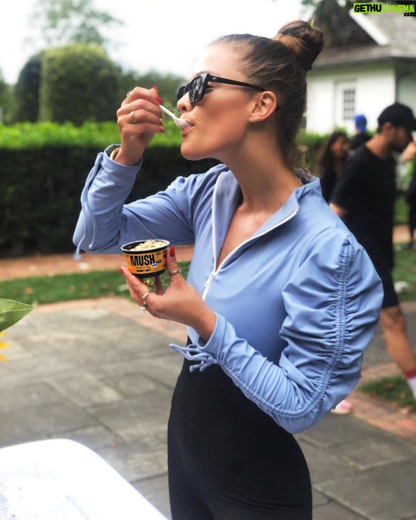 Nina Agdal Instagram - Don’t want to get all @mush’y but this morning was epic ☺️ If you haven’t tried MUSH yet then get on it. My favorite is the honey nut or blueberry 🍯🫐👌 AMAZING morning 👏 Thank you for sponsoring today’s class! The Reform Club Inn