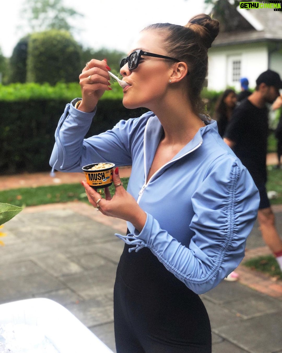 Nina Agdal Instagram - Don’t want to get all @mush’y but this morning was epic ☺️ If you haven’t tried MUSH yet then get on it. My favorite is the honey nut or blueberry 🍯🫐👌 AMAZING morning 👏 Thank you for sponsoring today’s class! The Reform Club Inn