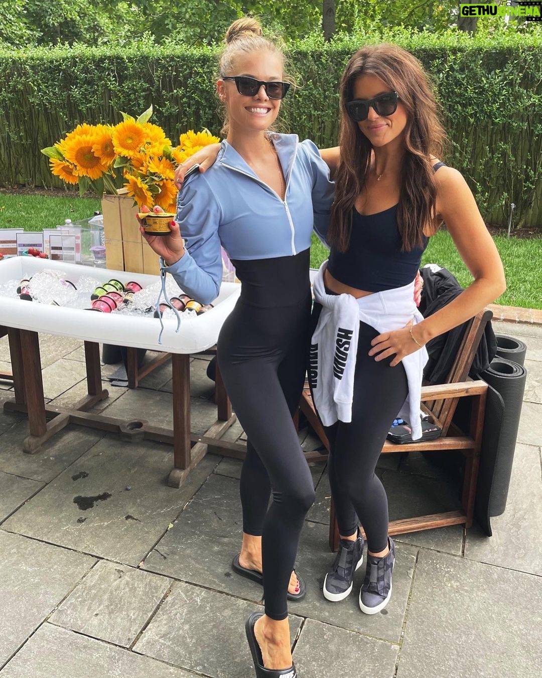 Nina Agdal Instagram - Don’t want to get all @mush’y but this morning was epic ☺️ If you haven’t tried MUSH yet then get on it. My favorite is the honey nut or blueberry 🍯🫐👌 AMAZING morning 👏 Thank you for sponsoring today’s class! The Reform Club Inn