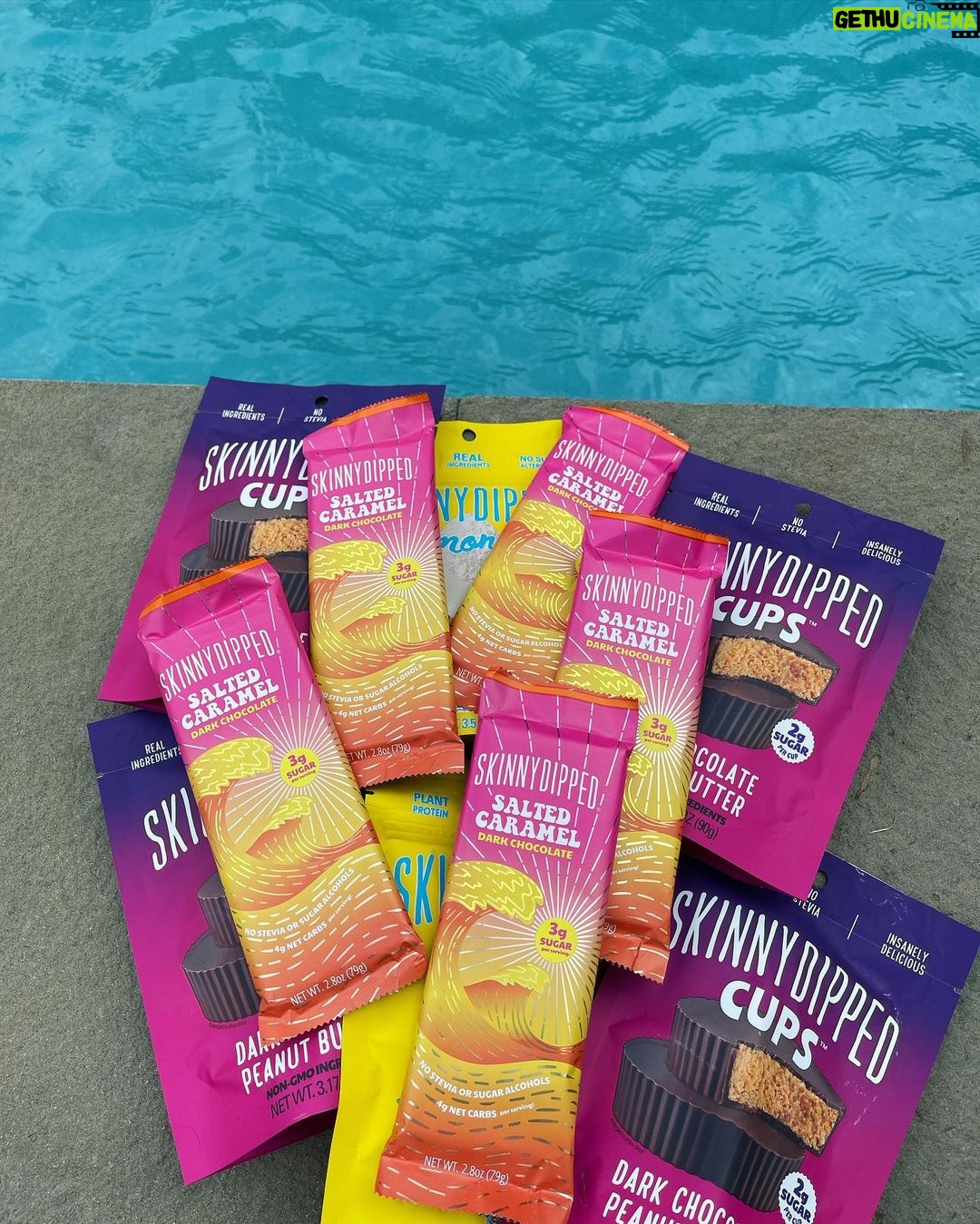 Nina Agdal Instagram - Been loving the new @skinnydipped chocolate bars. If you haven’t tried them yet do yourself a favor and run (don’t walk) to get them! All real ingredients and less sugar. Perfect treat for the Euro final!! ⚽️🍫 #skinnydippedpartner