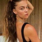 Nina Agdal Instagram - If you had to pick between conch fritters or escargots which route would you go? Just curious. 🐌