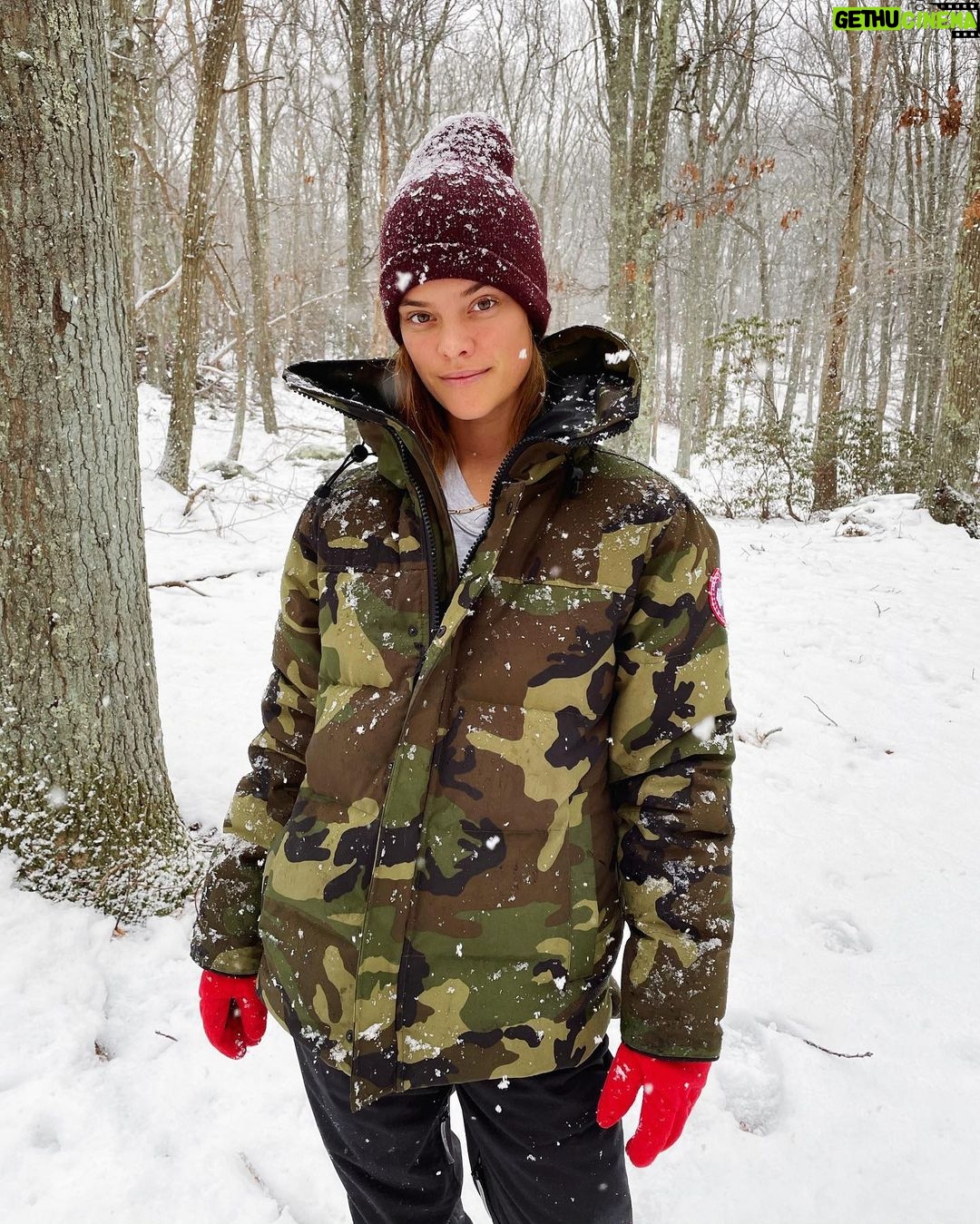 Nina Agdal Instagram - Pregame hike to work up an appetite 🏈🌭🍺 ❤️