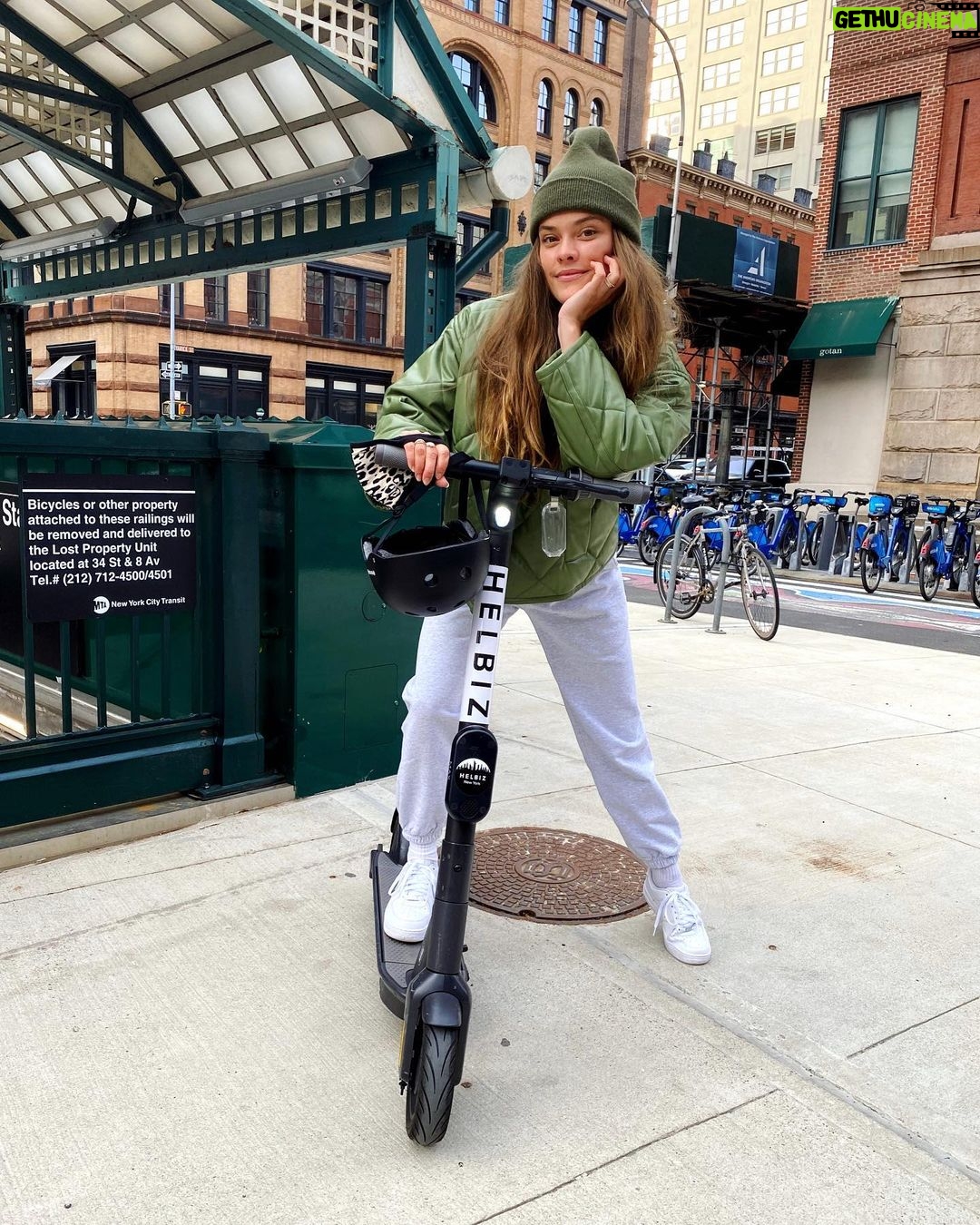 Nina Agdal Instagram - Morning commute 🌞💕🛴 @helbizofficial #HelbizRider #HelbizPartner
