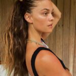 Nina Agdal Instagram - If you had to pick between conch fritters or escargots which route would you go? Just curious. 🐌