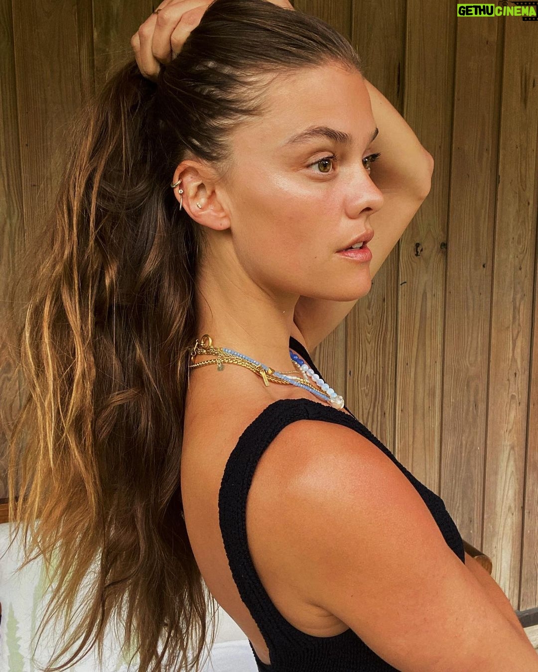 Nina Agdal Instagram - If you had to pick between conch fritters or escargots which route would you go? Just curious. 🐌