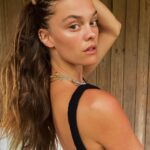 Nina Agdal Instagram - If you had to pick between conch fritters or escargots which route would you go? Just curious. 🐌