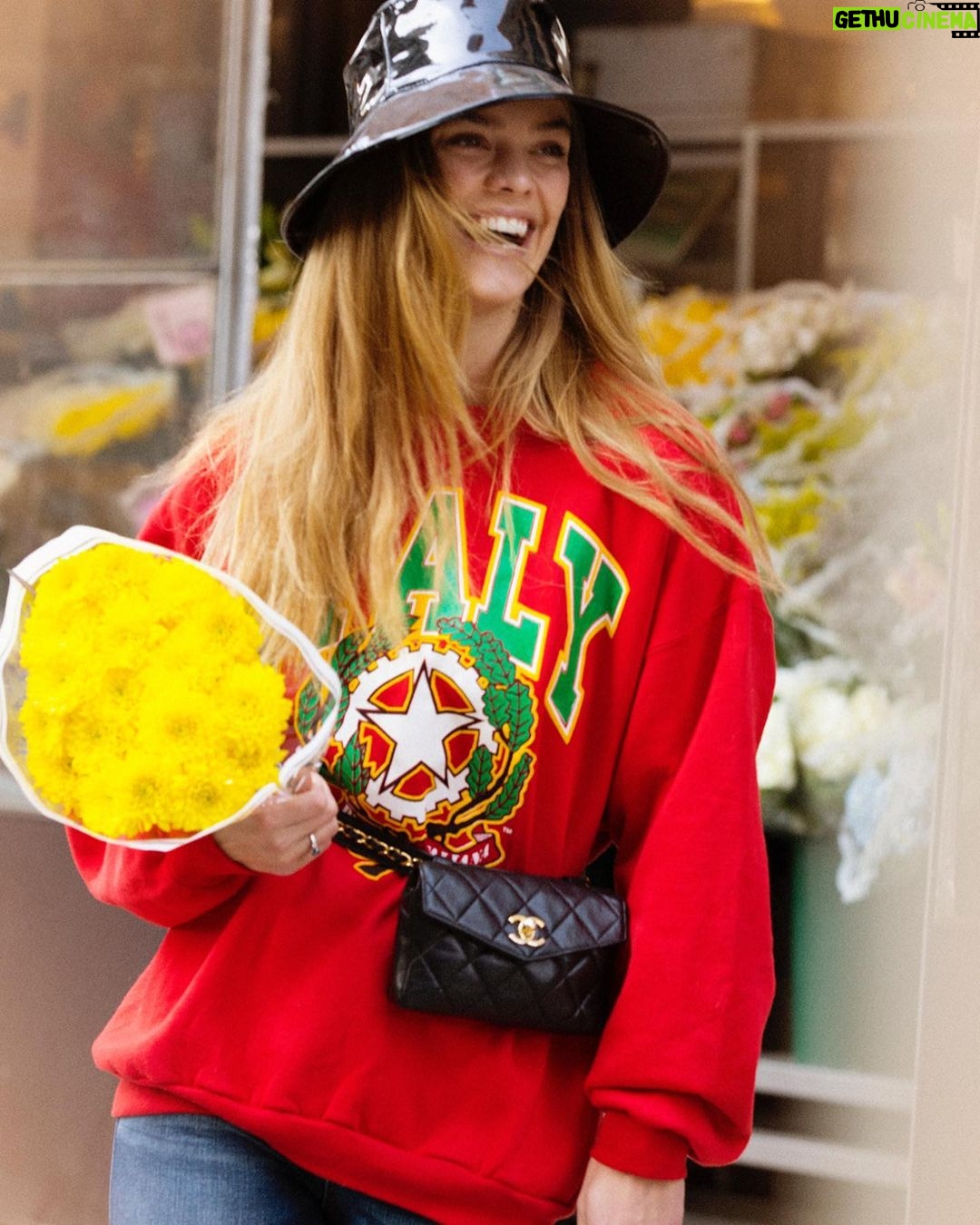 Nina Agdal Instagram - The little things... running to the deli to buy myself flowers 💐🥺 ph: @taylorbphoto #tbt