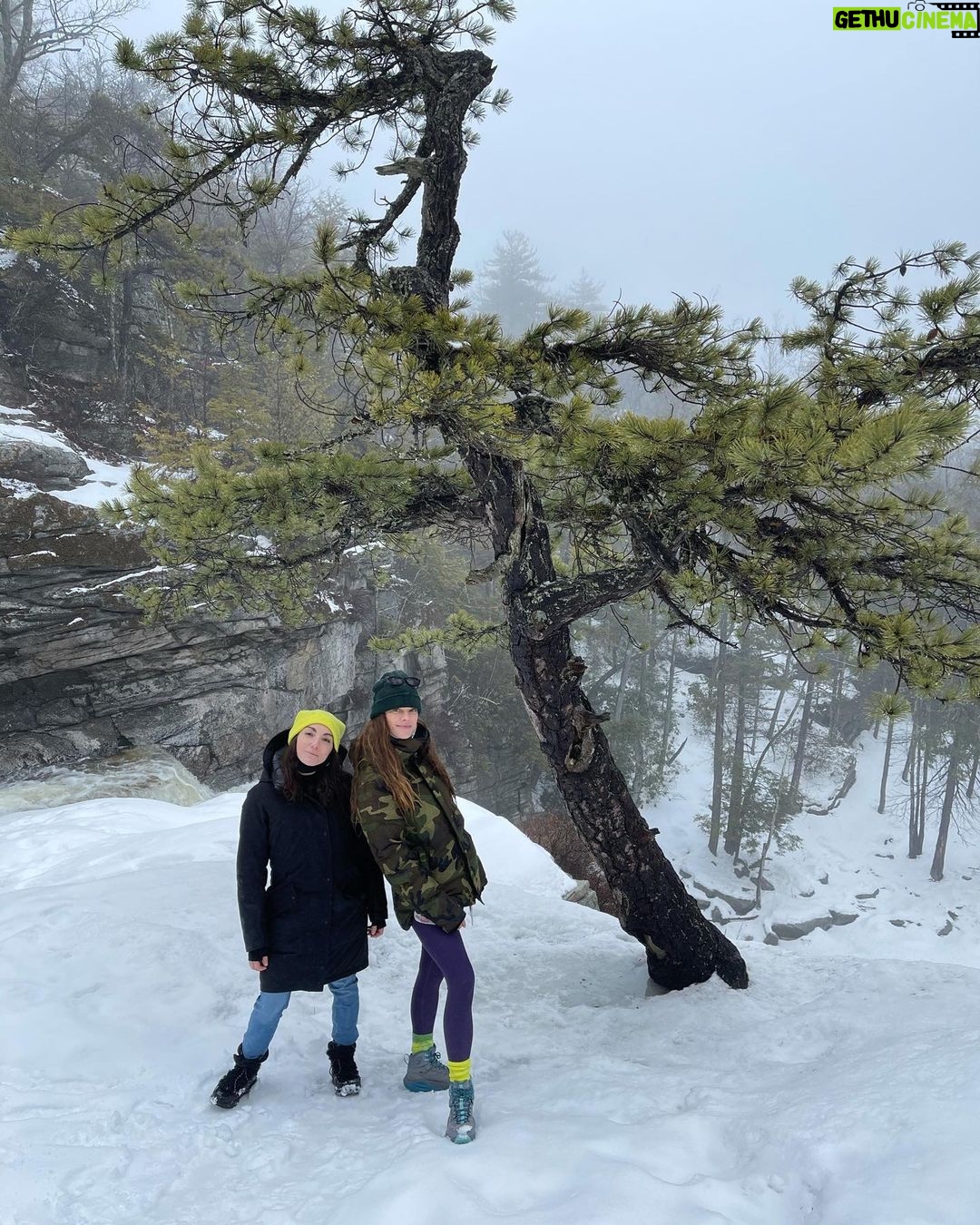 Nina Agdal Instagram - Sometimes you just need some fresh air, a couple of friends and some good laughs to recharge those batteries 💙 (tested/quarantined prior to seeing eachother) What do you do to recharge? Upstate NY