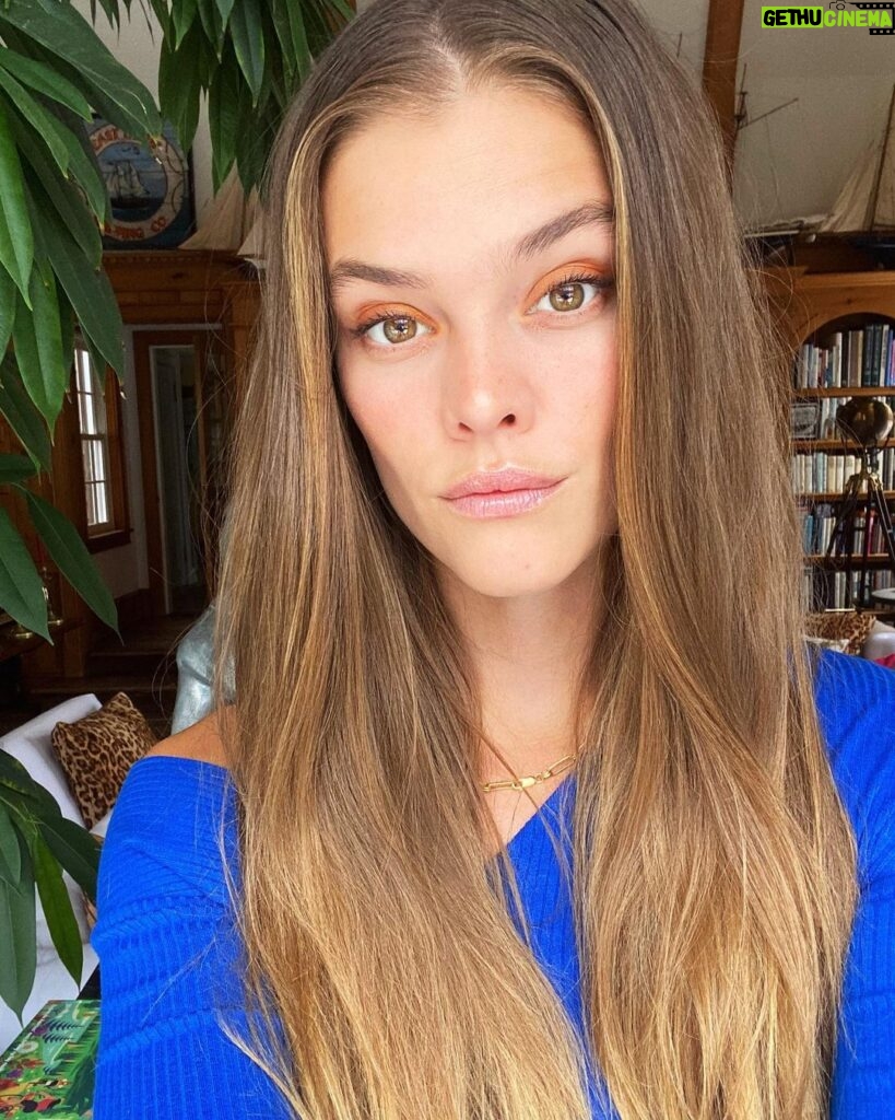 Nina Agdal Instagram - Happy Hour Zoom makeup lewk 🍊💙🍹 best part is you don’t even have to wear pants.