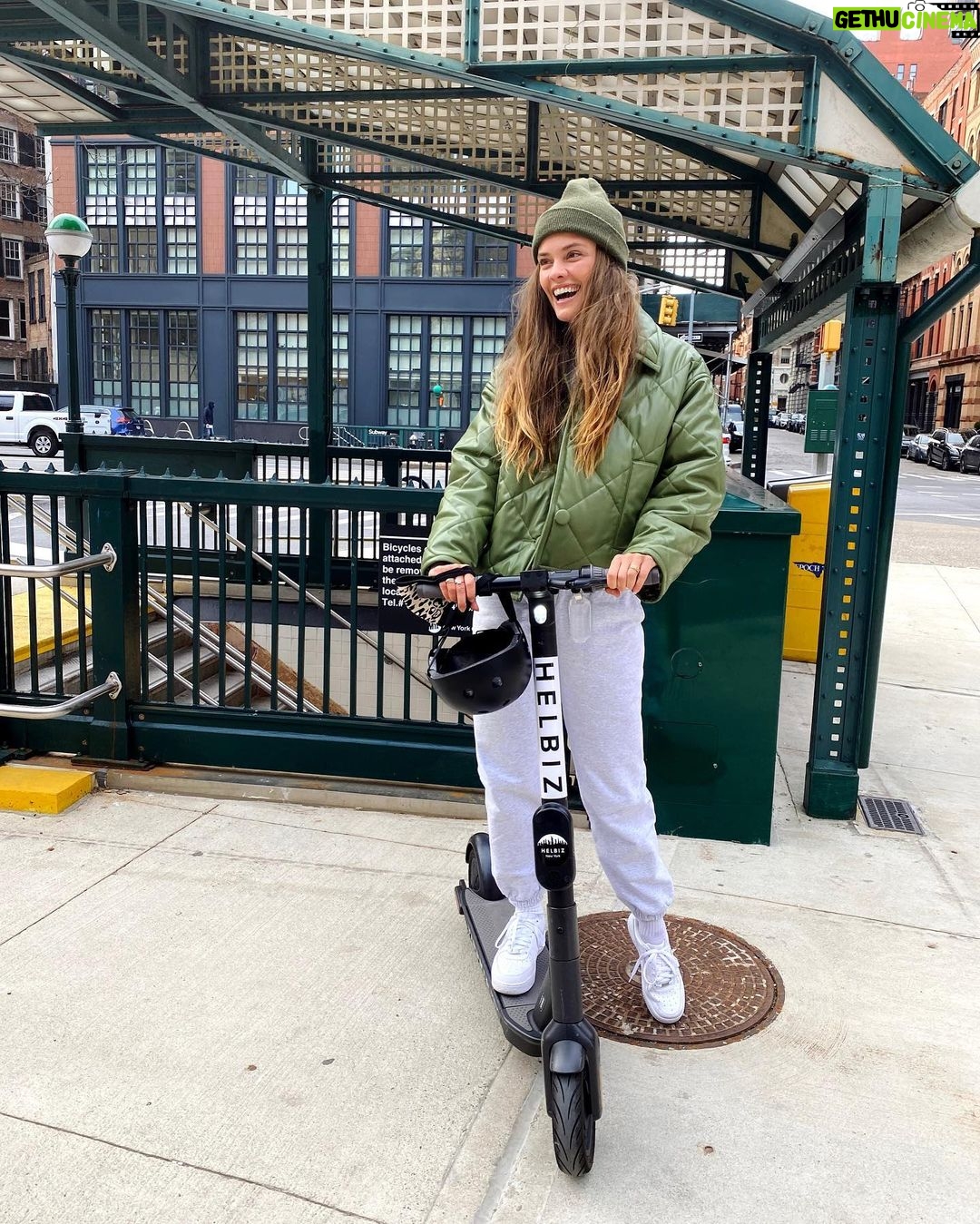 Nina Agdal Instagram - Morning commute 🌞💕🛴 @helbizofficial #HelbizRider #HelbizPartner
