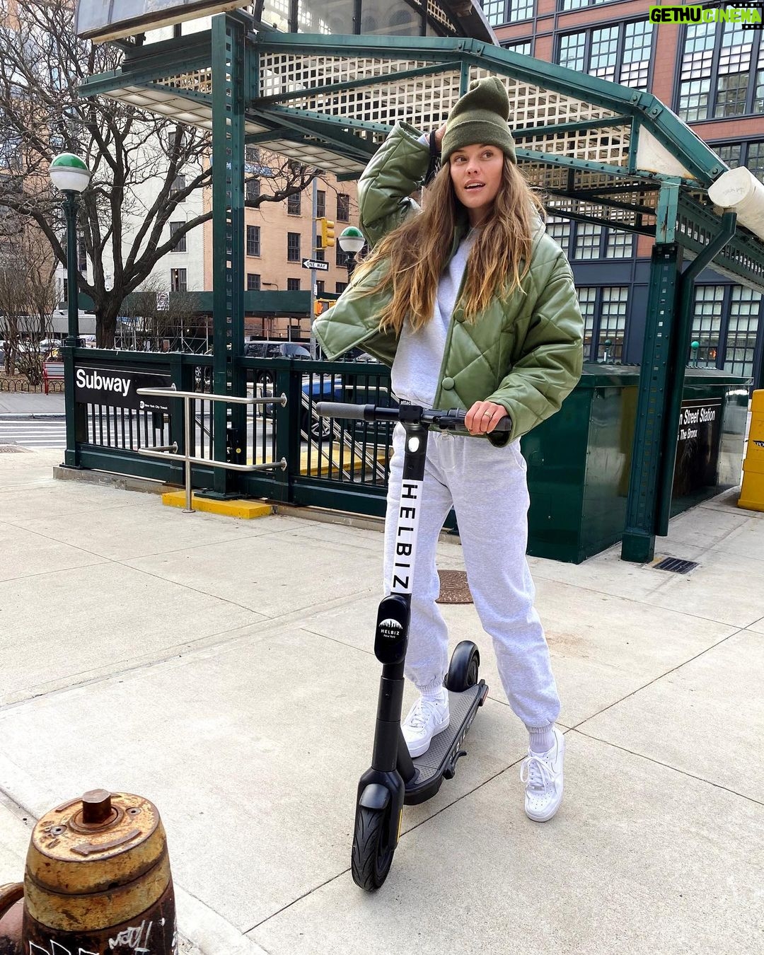 Nina Agdal Instagram - Morning commute 🌞💕🛴 @helbizofficial #HelbizRider #HelbizPartner