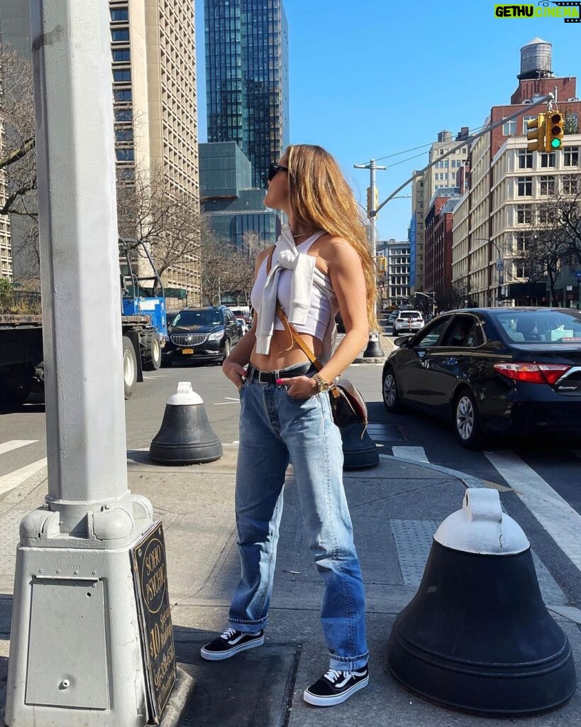 Nina Agdal Instagram - Dad jeans >