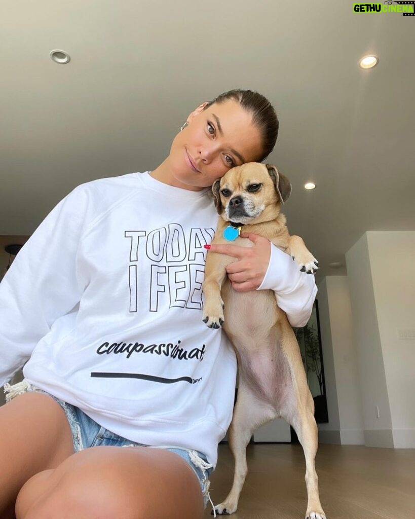 Nina Agdal Instagram - Happy to be involved with @dkny and @namicommunicate for their newest campaign leading the conversation on an issue so close to my own heart, mental health. You never know how much an act of compassion can mean to someone who’s going through the thick of it, and this sweater on World Mental Health Day is a great reminder of that❤️ #IFEELDKNY #ad