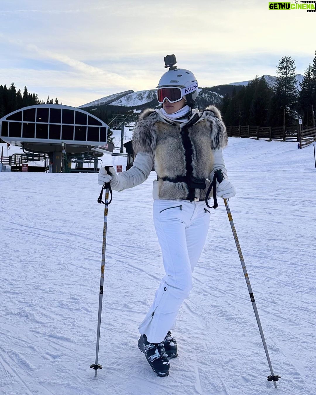 Ninel Conde Instagram - Day 5 at Vail mountain . . . #moncler #vail #ski #skiresort #ninelconde #fye #winter Vail, Colorado