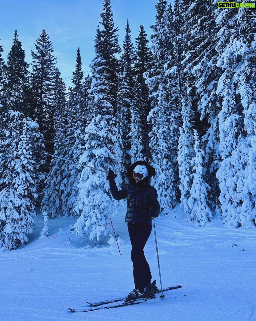 Ninel Conde Instagram - Winter vibes ❄️ . . #colorado #moncler #ninelconde #fy #fye #trend #viral #ski #skioutfit #snow #snowoutfit Vail, Colorado