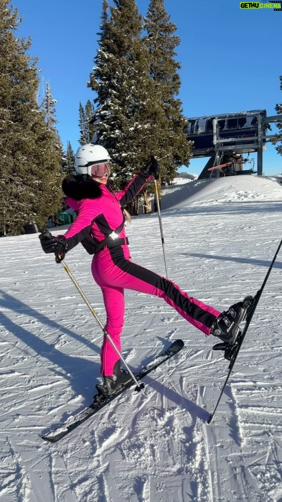 Ninel Conde Instagram - Day 3 ⛷️ . . #vail #ski #skioutfit #pictures #pucoftheday #trend #viral #goldbergh #smith Vail, Colorado