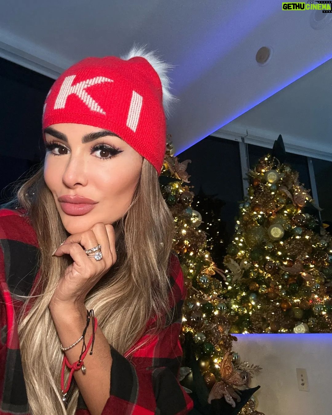 Ninel Conde Instagram - Que está navidad 🎄 convierta cada deseo en una flor, cada dolor en un estrella ⭐ y cada lágrima en sonrisa, pero sobre todo, que tu hogar se llene de paz y felicidad. ¡Feliz navidad, mis amores 💋! #NinelConde #Christmas #HappyChristmas #Paz #Alegria #Amor #FelizNavidad #Miami #Mexico