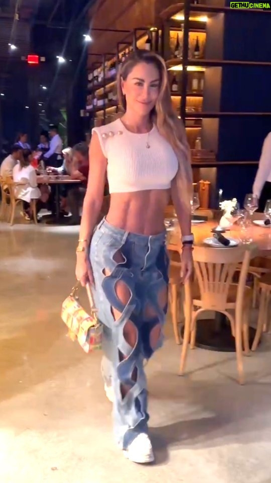 Ninel Conde Instagram - AGRADECIDA Con la vida por poder disfrutar estos momentos, por la buena comida y por ustedes, mis amores 💋. Siempre disfruten los pequeños momentos, especialmente en esta temporada. #NinelConde #MiamiLife #Happylife #Trend #Viral #MiamiNights