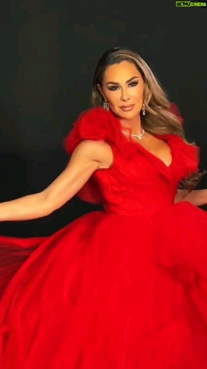 Ninel Conde Instagram - ❤️ Lo más importante de un vestido...Es la mujer que lo lleva puesto ❤️ Feliz jueves, mi amores 💋. #NinelConde #Sexy #RedDress #Model #Viral #Trend