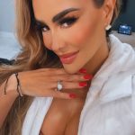 Ninel Conde Instagram - Jueves de RUTINA SKIN CARE y tips de belleza Hoy vine con el @doctor.galan a realizarme un tratamiento de un aparato llamado Pico láser que sirve para unificar el tono de la piel y eliminar manchitas que por el sol o la edad aparecen ! Un tono facial ideal consiste en tener una tez limpia, uniforme y libre de imperfecciones o rojeces y manchas. Además, todas estas cosas son factores que afectan a que nuestro rostro sea visiblemente más joven y saludable. También se recomienda utilizar una crema con retinol pero siempre consulta a tu dermatólogo! Cuéntame qué te parece este tip? . . #condetips #ninelconde #beauty #skincare #tratamientos #doctorgalan #newreels #newpost