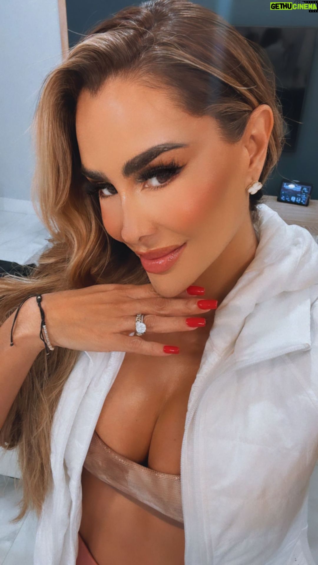Ninel Conde Instagram - Jueves de RUTINA SKIN CARE y tips de belleza Hoy vine con el @doctor.galan a realizarme un tratamiento de un aparato llamado Pico láser que sirve para unificar el tono de la piel y eliminar manchitas que por el sol o la edad aparecen ! Un tono facial ideal consiste en tener una tez limpia, uniforme y libre de imperfecciones o rojeces y manchas. Además, todas estas cosas son factores que afectan a que nuestro rostro sea visiblemente más joven y saludable. También se recomienda utilizar una crema con retinol pero siempre consulta a tu dermatólogo! Cuéntame qué te parece este tip? . . #condetips #ninelconde #beauty #skincare #tratamientos #doctorgalan #newreels #newpost