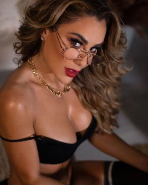 Ninel Conde Instagram - 🖤 Buenas, mis amores 🔥, ¡Feliz noche! 🖤

¿Cómo va ese ombligo de semana? Vamos a ver si lo mejoramos 👀.

¡Hazle click en el enlace de mi bio y suscríbete para ver contenido exclusivo! 

#NinelConde #Actress #Model #Sexy #Trend #Viral #Miami #Mexico #OnlyFans