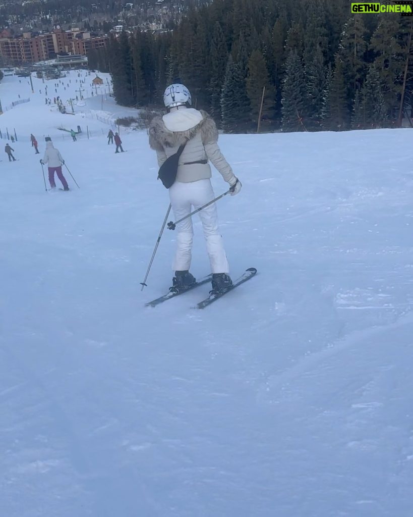 Ninel Conde Instagram - Day 5 at Vail mountain . . . #moncler #vail #ski #skiresort #ninelconde #fye #winter Vail, Colorado