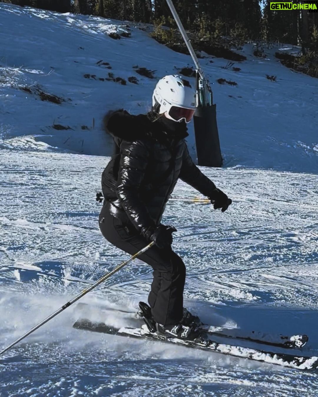 Ninel Conde Instagram - Winter vibes ❄️ . . #colorado #moncler #ninelconde #fy #fye #trend #viral #ski #skioutfit #snow #snowoutfit Vail, Colorado