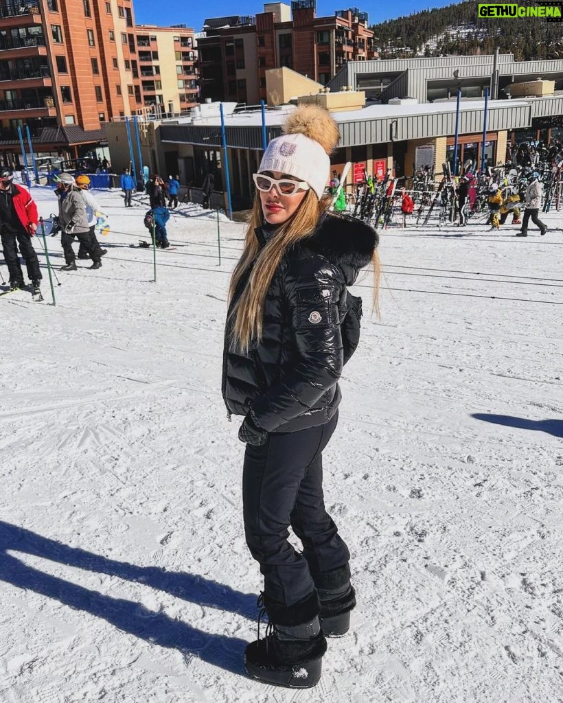 Ninel Conde Instagram - Winter vibes ❄️ . . #colorado #moncler #ninelconde #fy #fye #trend #viral #ski #skioutfit #snow #snowoutfit Vail, Colorado