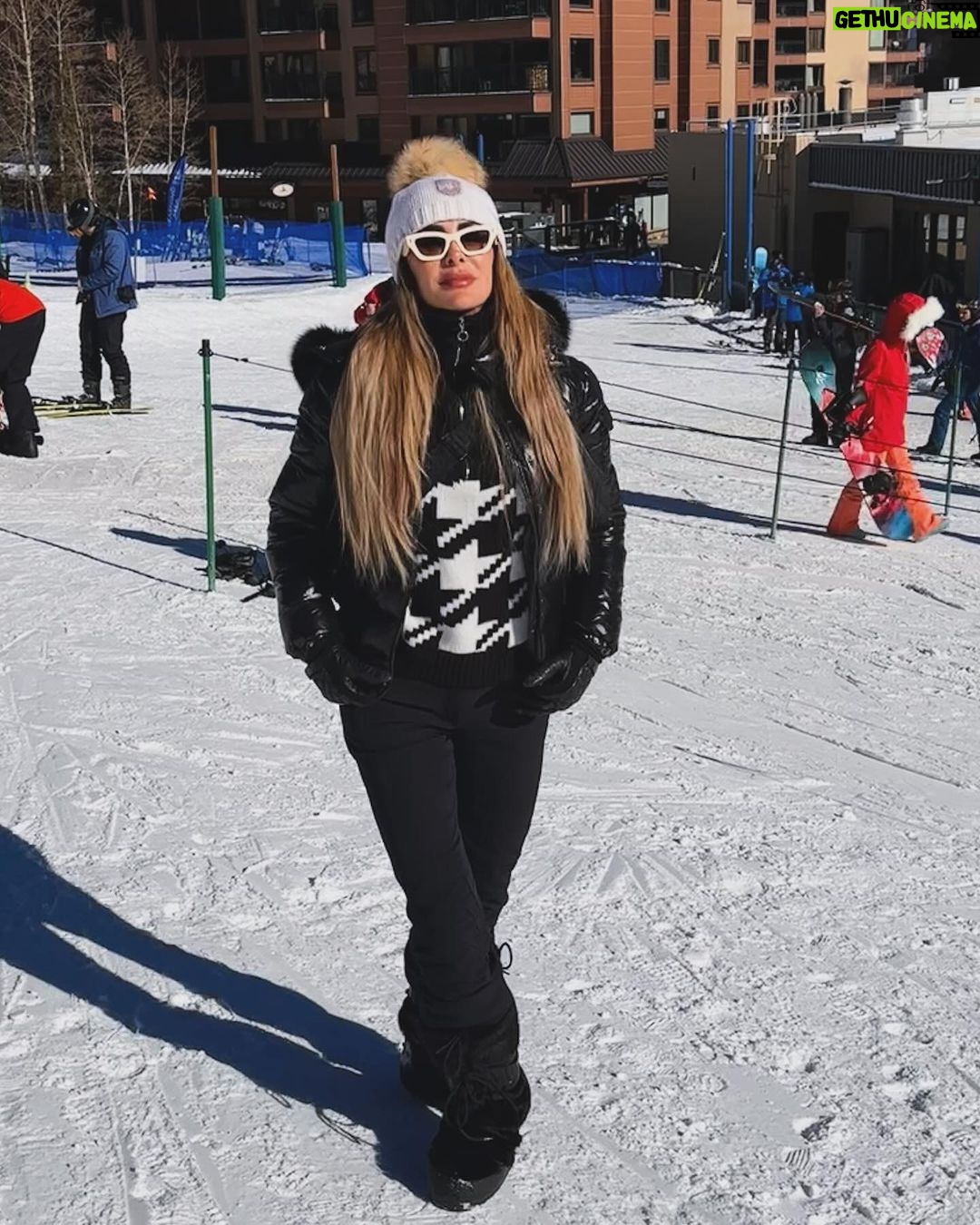 Ninel Conde Instagram - Winter vibes ❄️ . . #colorado #moncler #ninelconde #fy #fye #trend #viral #ski #skioutfit #snow #snowoutfit Vail, Colorado