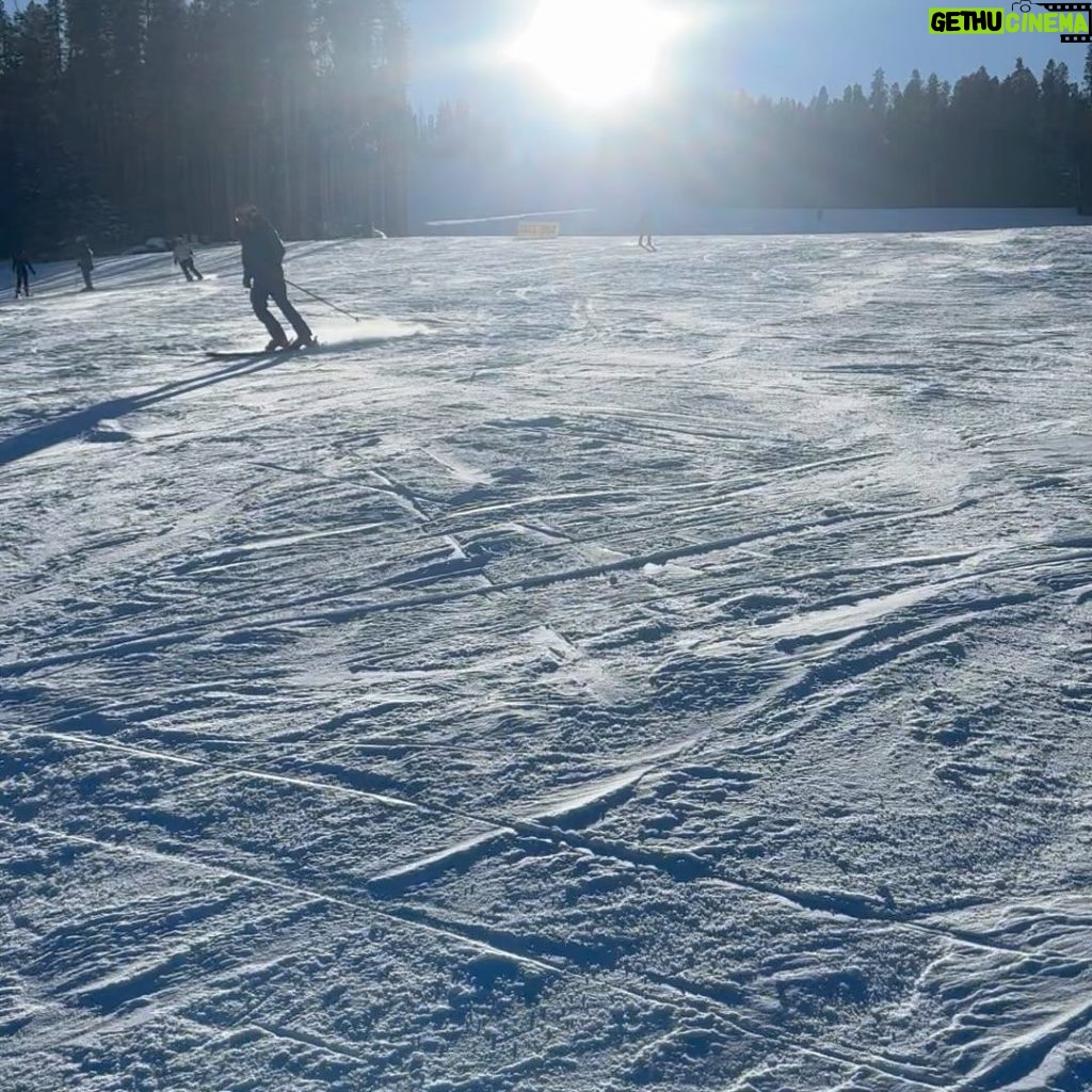 Ninel Conde Instagram - Uno de los días más hermosos de ski que he tenido . Gracias Dios ❤️ Les comparto este hermoso día soleado en Vail . Cuál es su foto favorita ? Los leo . @vailmtn @goldbergh . #vail #vailmountain #ski #skioutfit #goldbergh #smith #moncler #moonboots Vail Village