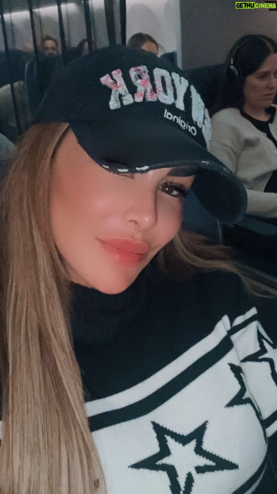 Ninel Conde Instagram - Mis BOMBONES 🤎 así fue mi regreso de Nueva York, nunca puedo viajar más ligera por más que trato😅🤣 ¿Ustedes son igual que la bombon asesino al momento de viajar? Díganme que no soy la única, los leo 👀 . . . #ninelconde #travel #viaje #newyork #nyc