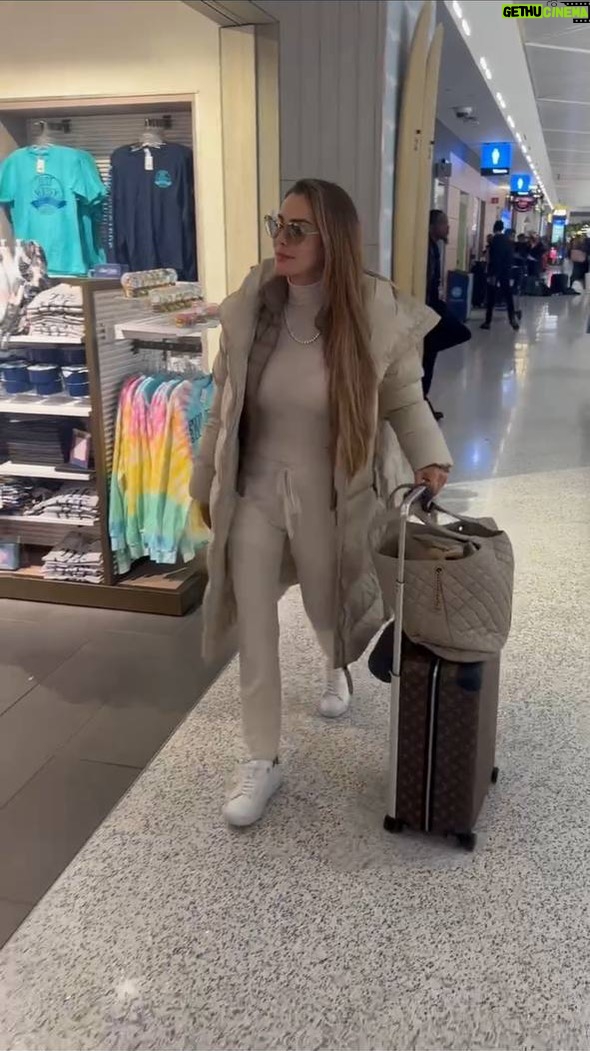 Ninel Conde Instagram - Mis BOMBONES🤍 feliz inicio de semana✨ aquí les dejo la última parte de mi gran maleta de viaje 🧳 Déjenme saber si les gustaría que hiciera más videos de este tipo, de mi día a día. Los leo 👀 . . #ninelconde #viaje #traveltips #travelgirl #nyc
