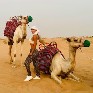 Ninel Conde Instagram - Dubai desert 🐪 🐪🐪 
.
.

Que bella experiencia
Gracias @clauguevarahdz por siempre estar! Por ser más que mi amiga .. mi hermana por decisión .. Porque la amistad se demuestra con hechos no con palabras.
Por mas viajes y experiencias juntas ! Te amo sister .
•
#dubai #dubaidesert #dubaidesertsafari
#camels #dubaicamels #fy #travel
#traveltips #travelexcursions #fye #trend
riviral